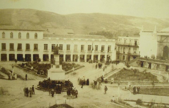 Fotografía de 1892 de la Plaza Grande de Quito desde el Palacio de Carondelet