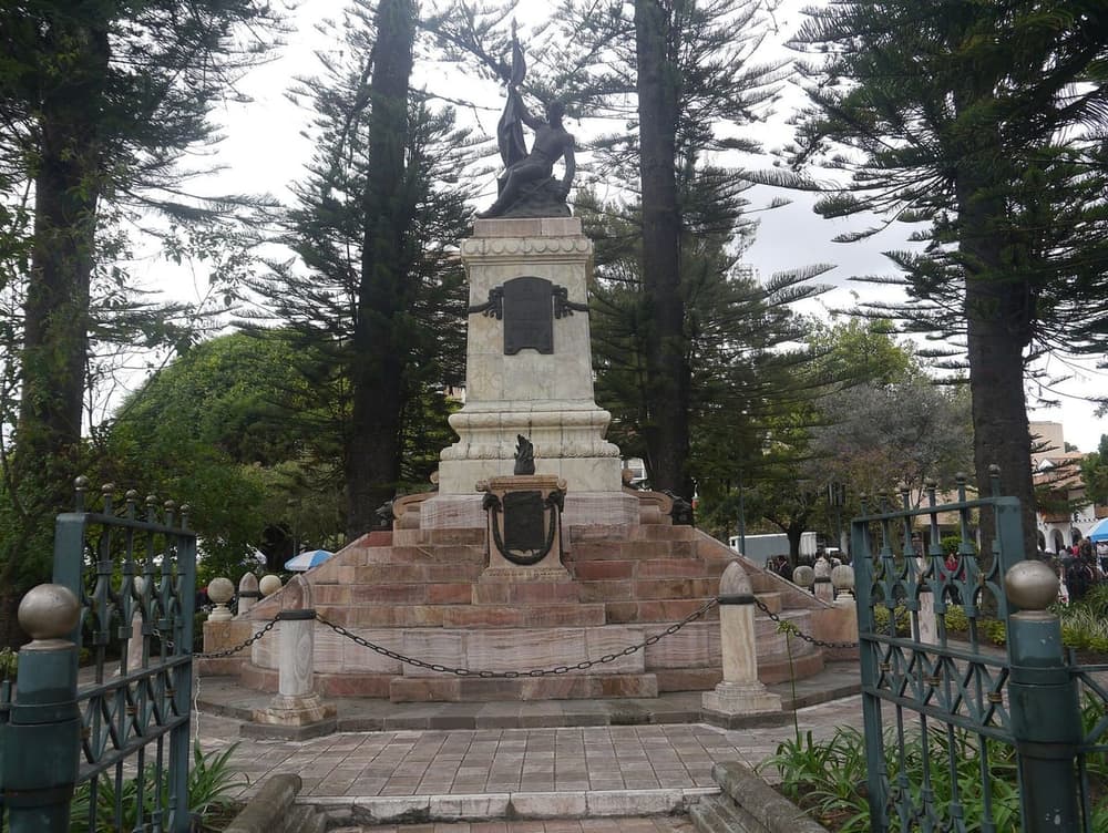 Monumento a Abdón Calderón en el parque Calderón de Cuenca