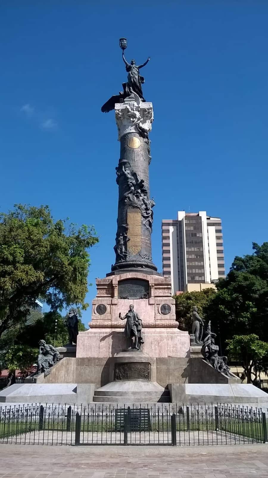 Columna a los próceres del 9 de octubre en el parque Centenario de Guayaquil