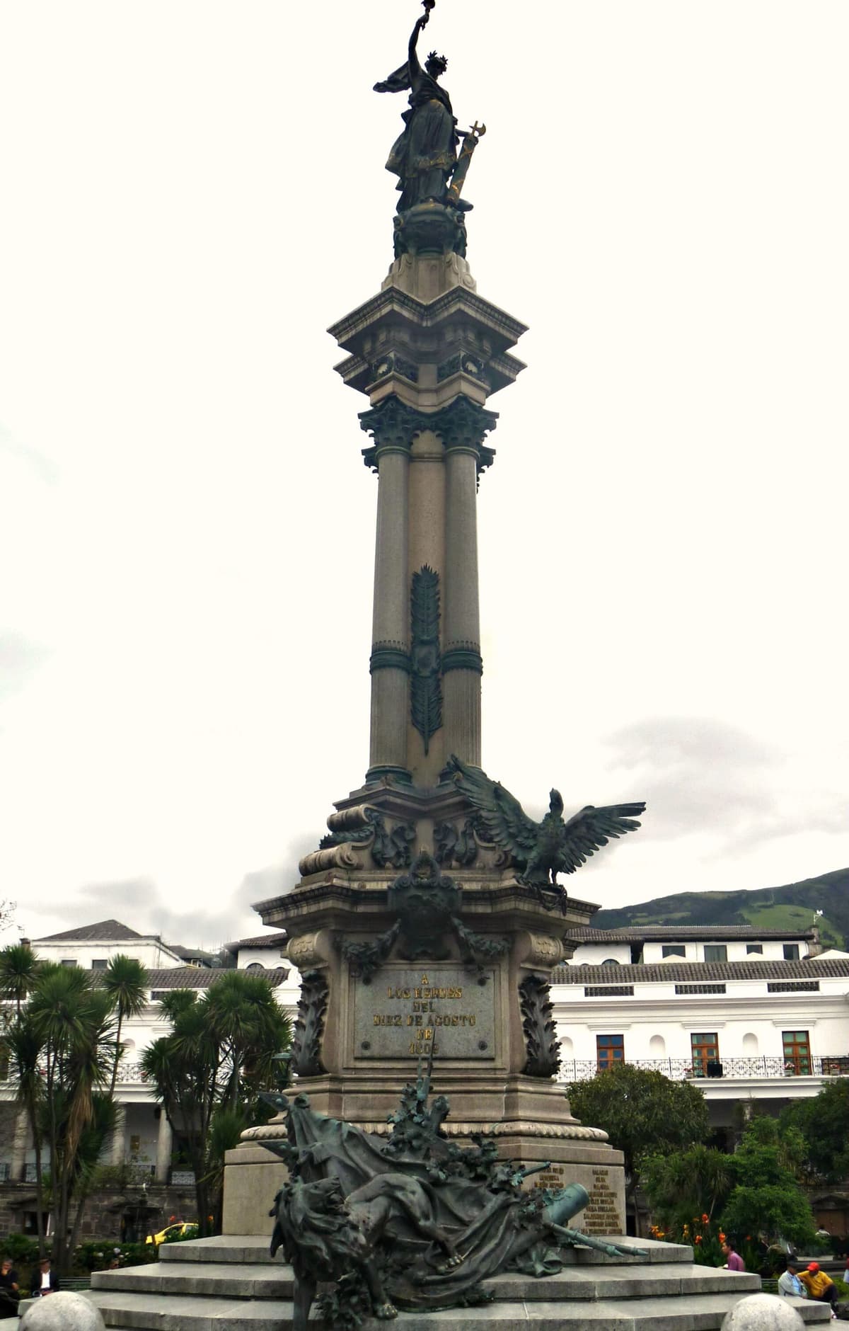 Monumento a los Héroes del 10 de Agosto de 1809 en la Plaza Grande de Quito